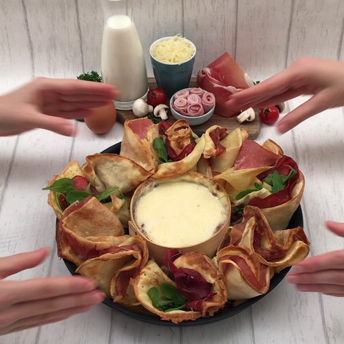 Aperitivo di crespelle e formaggio