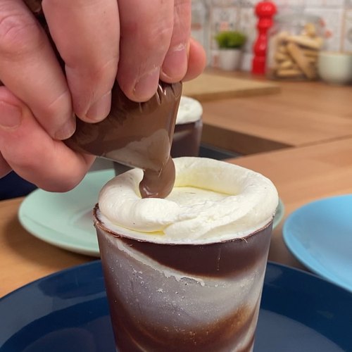 Un uomo entra in un caffè, gnam.