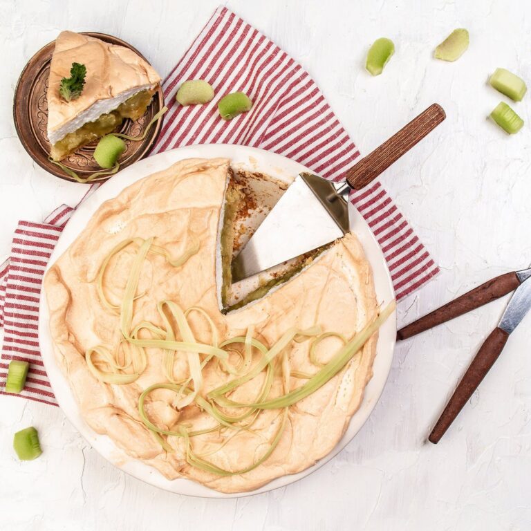 Recette de tarte à la rhubarbe meringuée
