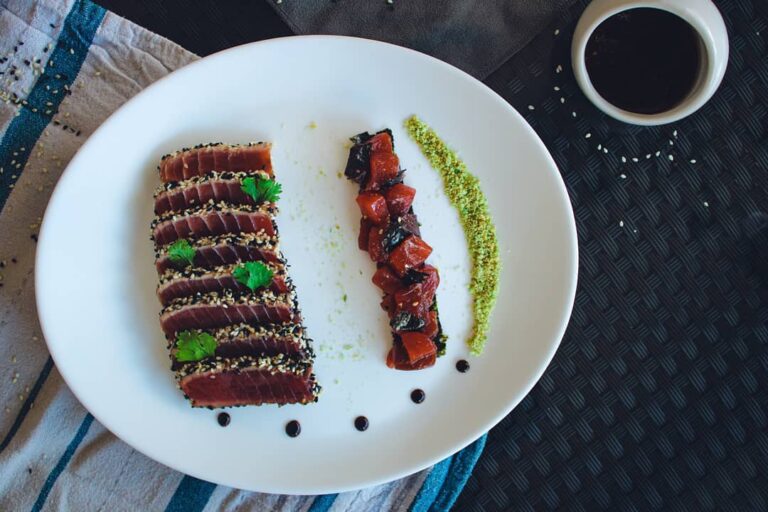 Tataki de thon au sésame et poudre de wasabi