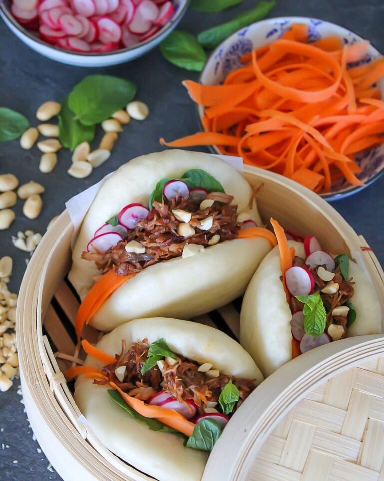 Gua bao, pains vapeurs garnis de porc confit et crudités