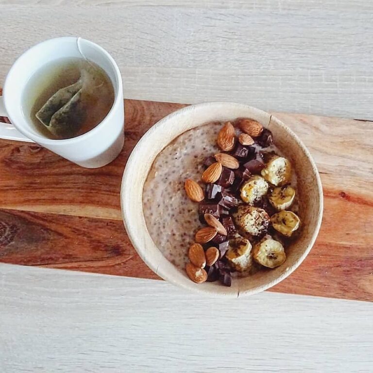 Porridge au lait de noisette et banane rôtie