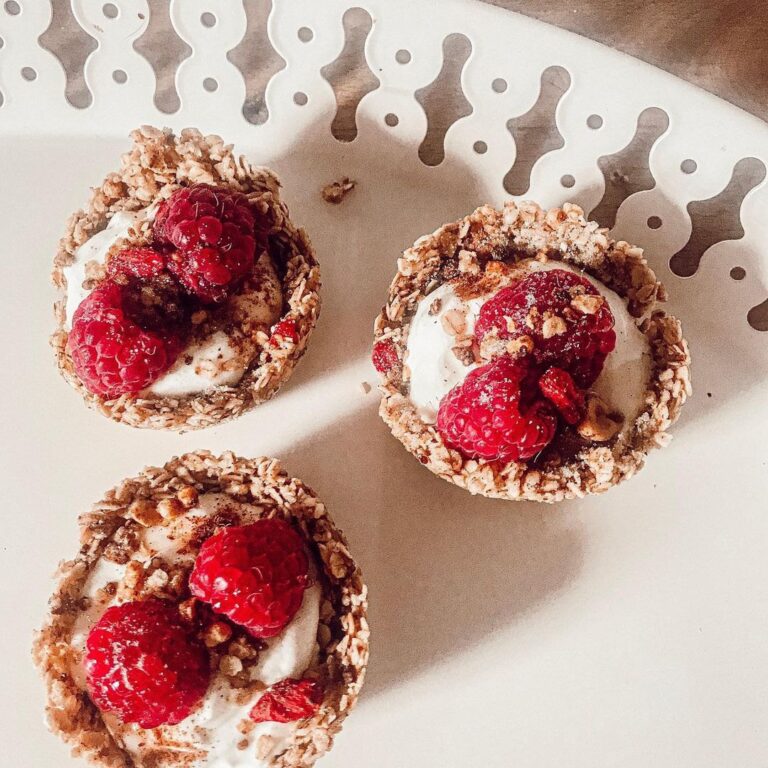 Tartelettes crues au yaourt à la grecque, framboises et granola