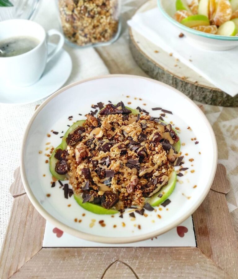 Granola aux noix, noisettes, figues séchées et pommes