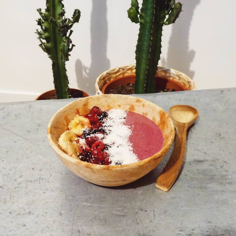 Smoothie bowl banane fruits rouges