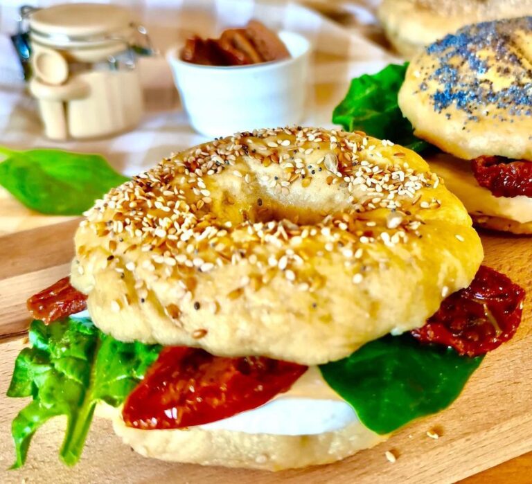 Bagel épinards frais, tomates séchées et mozzarella