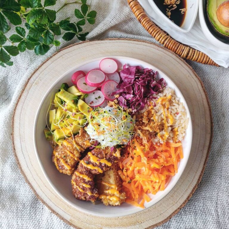 Poke bowl crudités et poulet frit