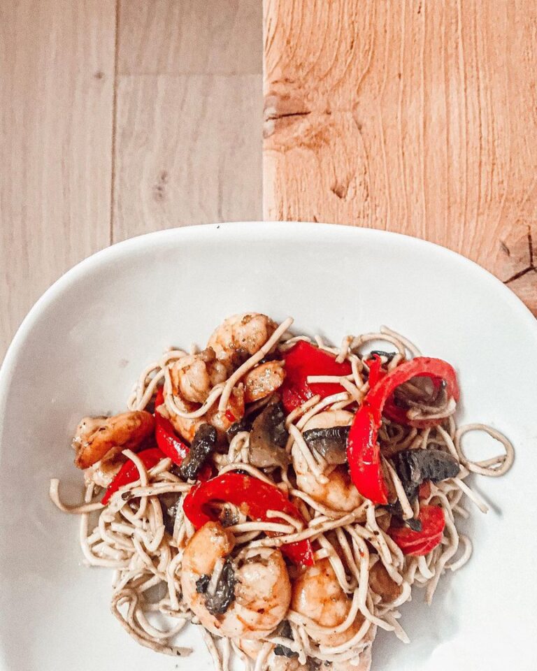 Nouilles aux crevettes, poivrons et champignons