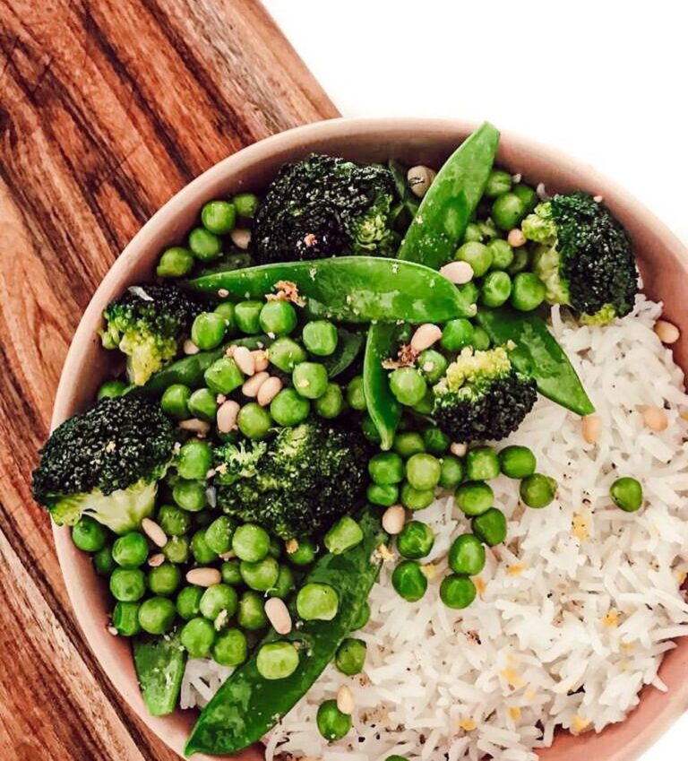 Riz aux brocolis, petits pois et pignons de pin