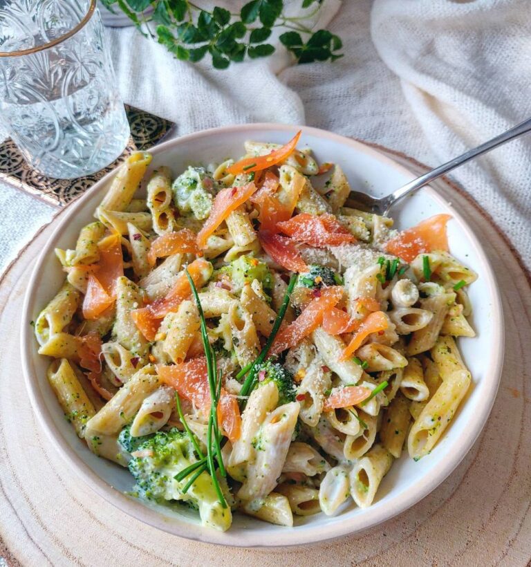 Pâtes crémeuse sans crème brocoli saumon ail et vin blanc