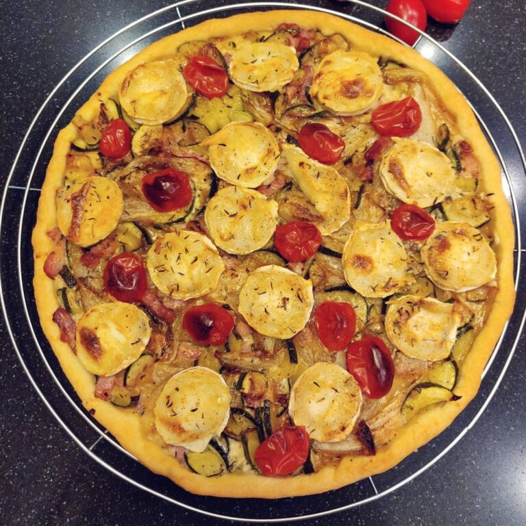 Tarte chèvre chicons caramélisés courgette lardons et tomates cerises