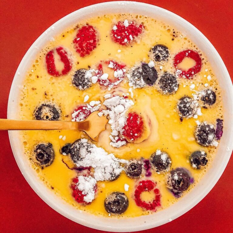 Œufs au lait, framboises et myrtilles