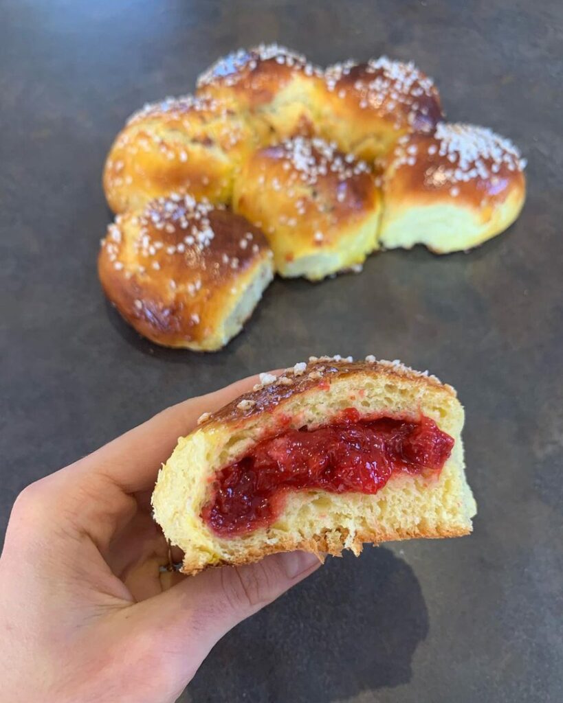 Brioche sans beurre fourrée à la confiture de fraises