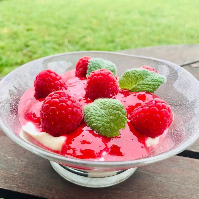 Verrine framboises, chocolat blanc, mascarpone et feuilles de menthe