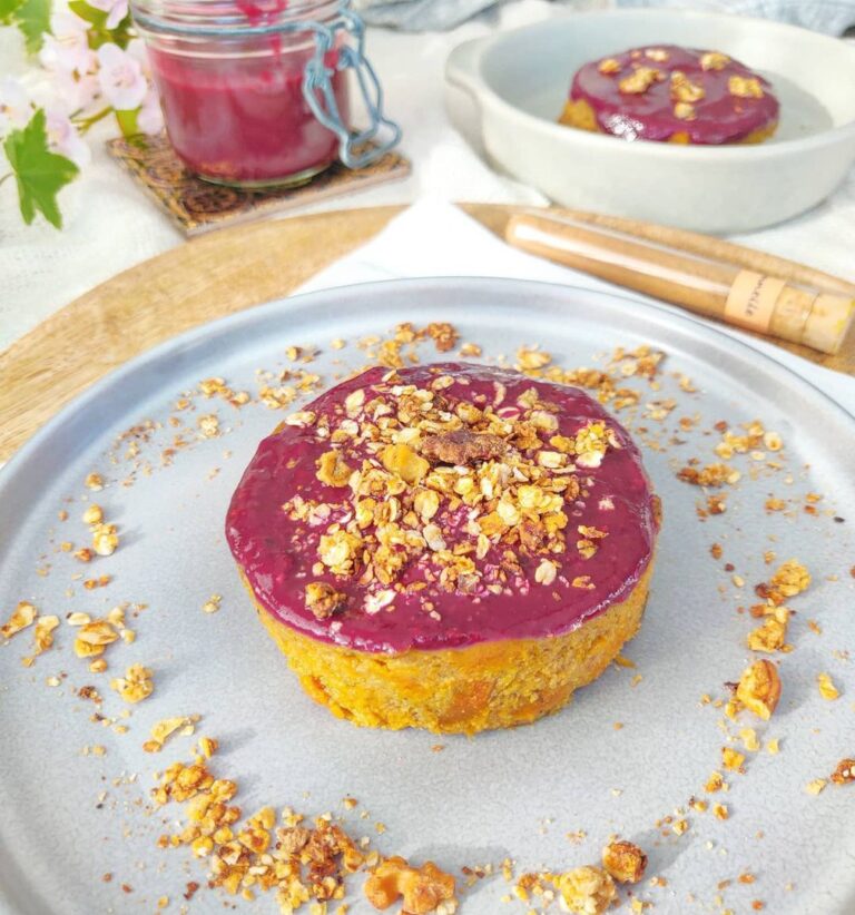 Gâteau de patate douces et coulis de fruits rouges
