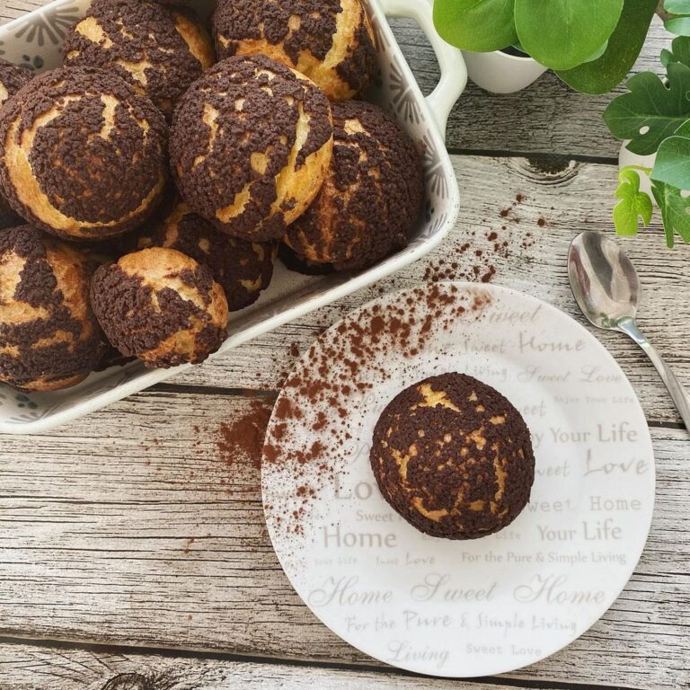 Choux craquelin chocolat  fourré à la chantilly noix de coco