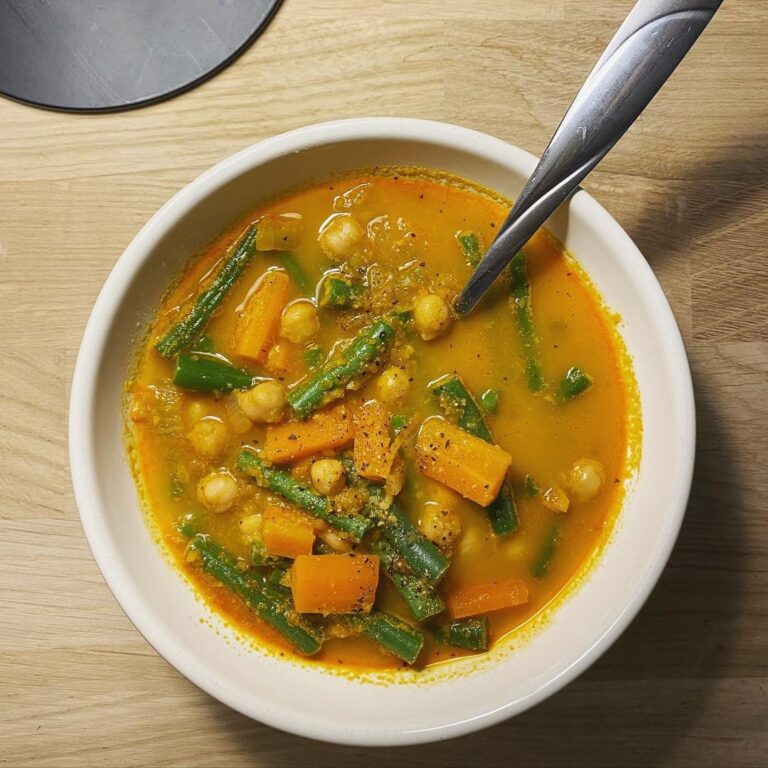 Soupe aux pois chiches, aux carottes et aux haricots verts