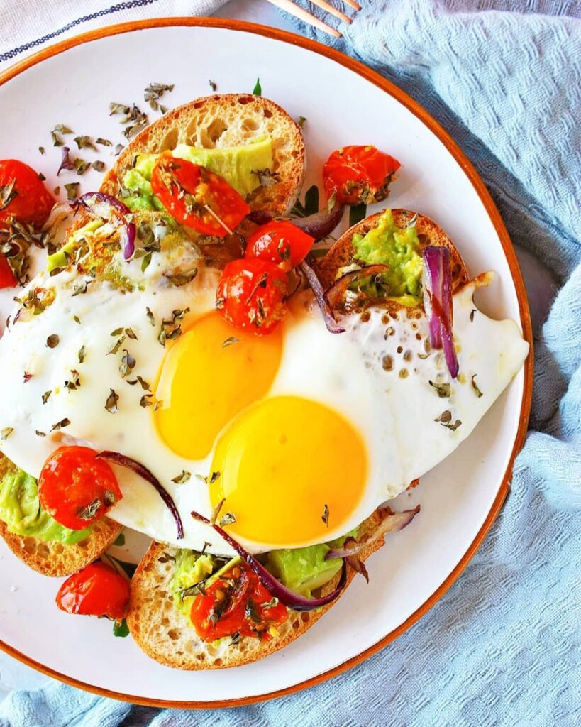 Avocado toast x oeuf au plat x tomates confites