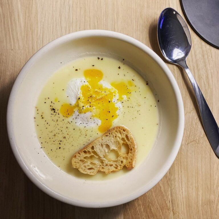 Soupe à l’ail et œuf poché