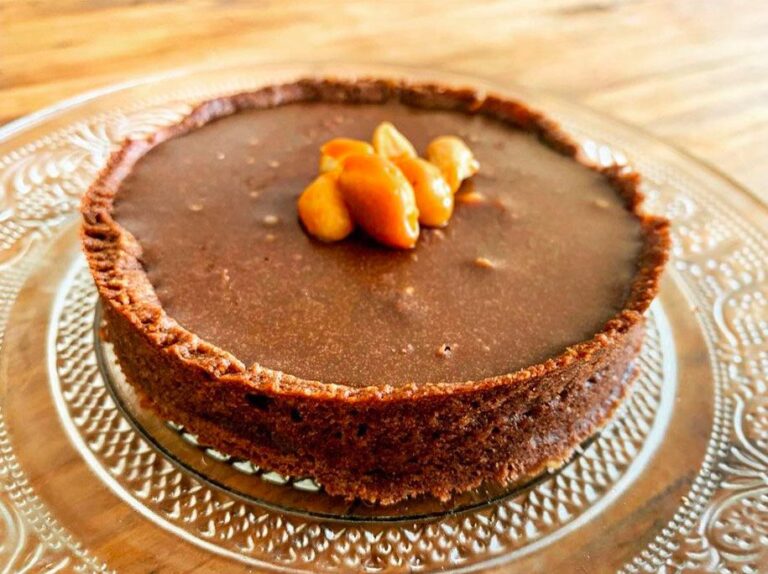 Tarte chocolat, caramel beurre salé et cacahuètes