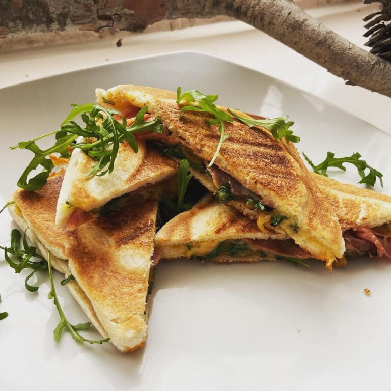 Croque monsieur au confit d’oignons, cheddar, jambon cru et roquette