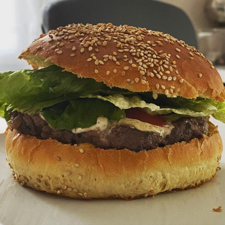 Burger steak haché, tomates, salade, boursin et cheddar