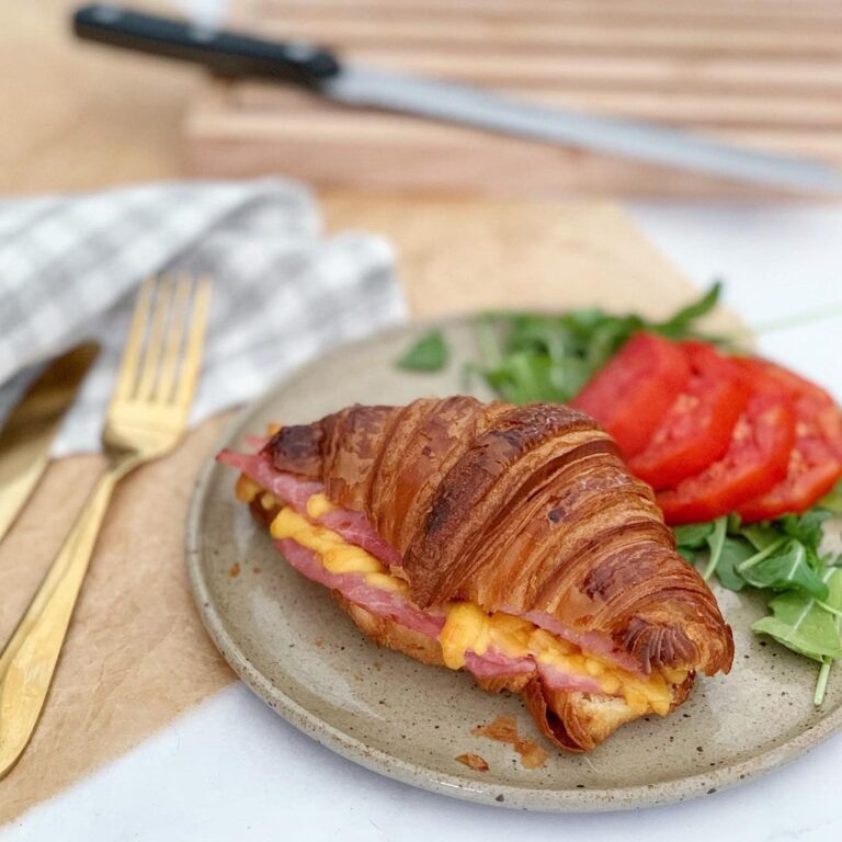 Croissant au jambon et au cheddar
