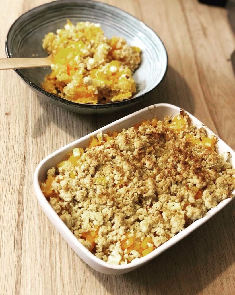 Crumble butternut thym, fêta et oignons caramélisés