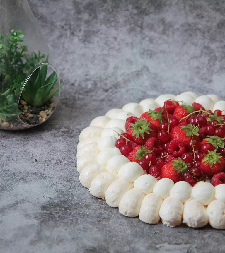 Pavlova aux fruits rouges frais