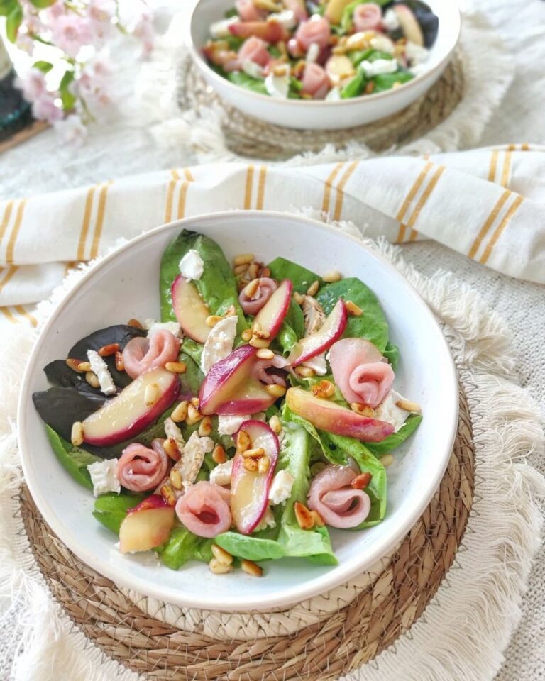 Salade d&rsquo;été aux nectarines, chèvre et filet de saxe