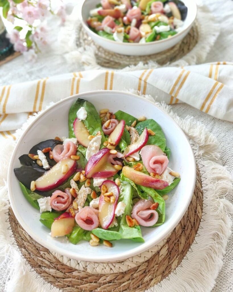 Salade d&rsquo;été aux nectarines, chèvre et filet de saxe