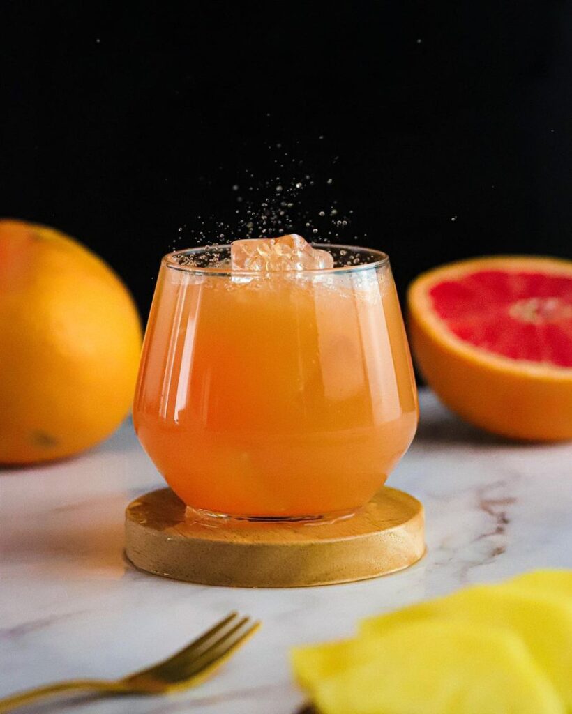 Jus de fruits frais à l’ananas et au pamplemousse