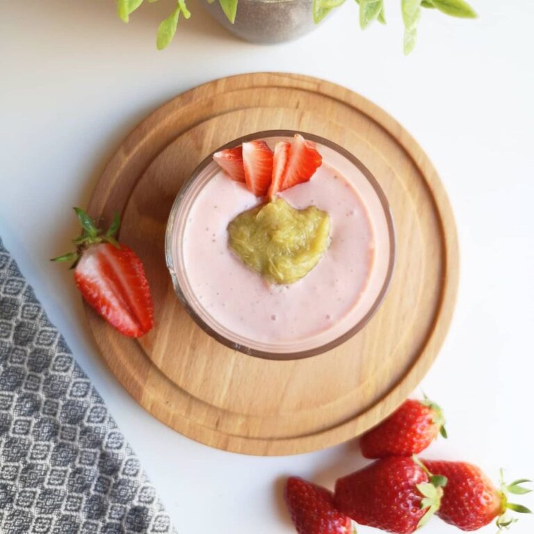 Fromage blanc à la fraise et compote de rhubarbe