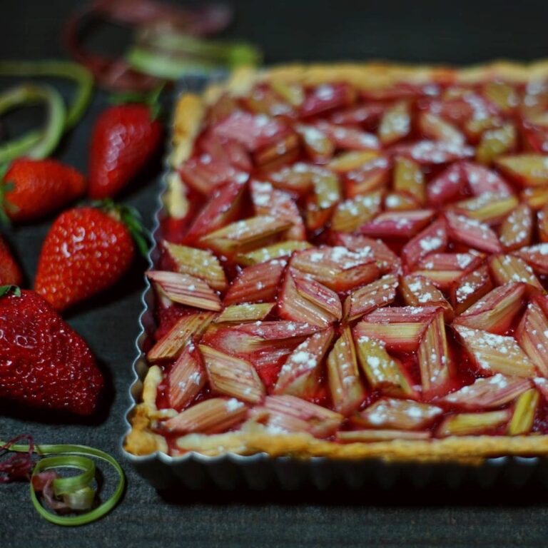 Tarte rustique fraises rhubarbe