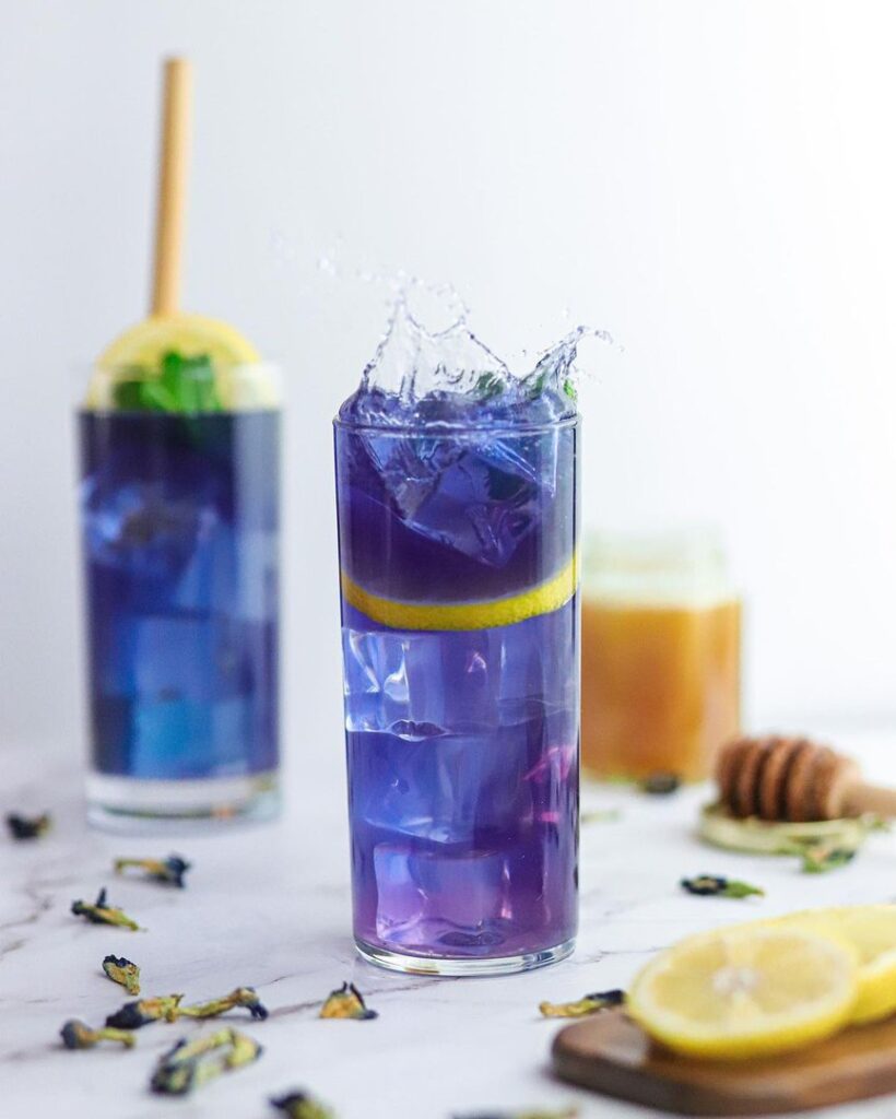 Thé glacé à l’eau de coco et fleurs de pois papillon