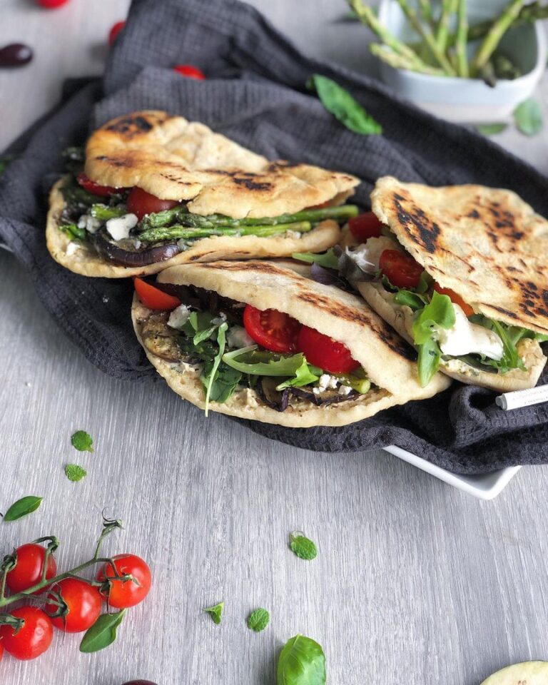 Pains pitta aux légumes grillés, houmous, salade et feta émiettée