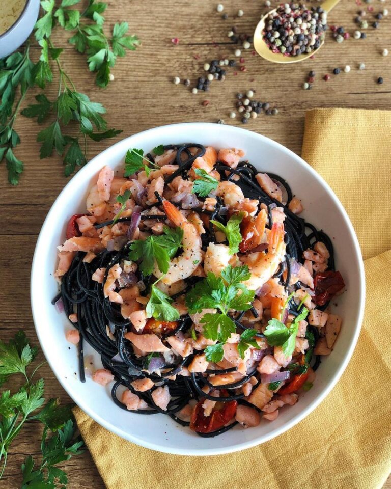 Pâtes à l&rsquo;encre de seiche au saumon fumé et crevettes
