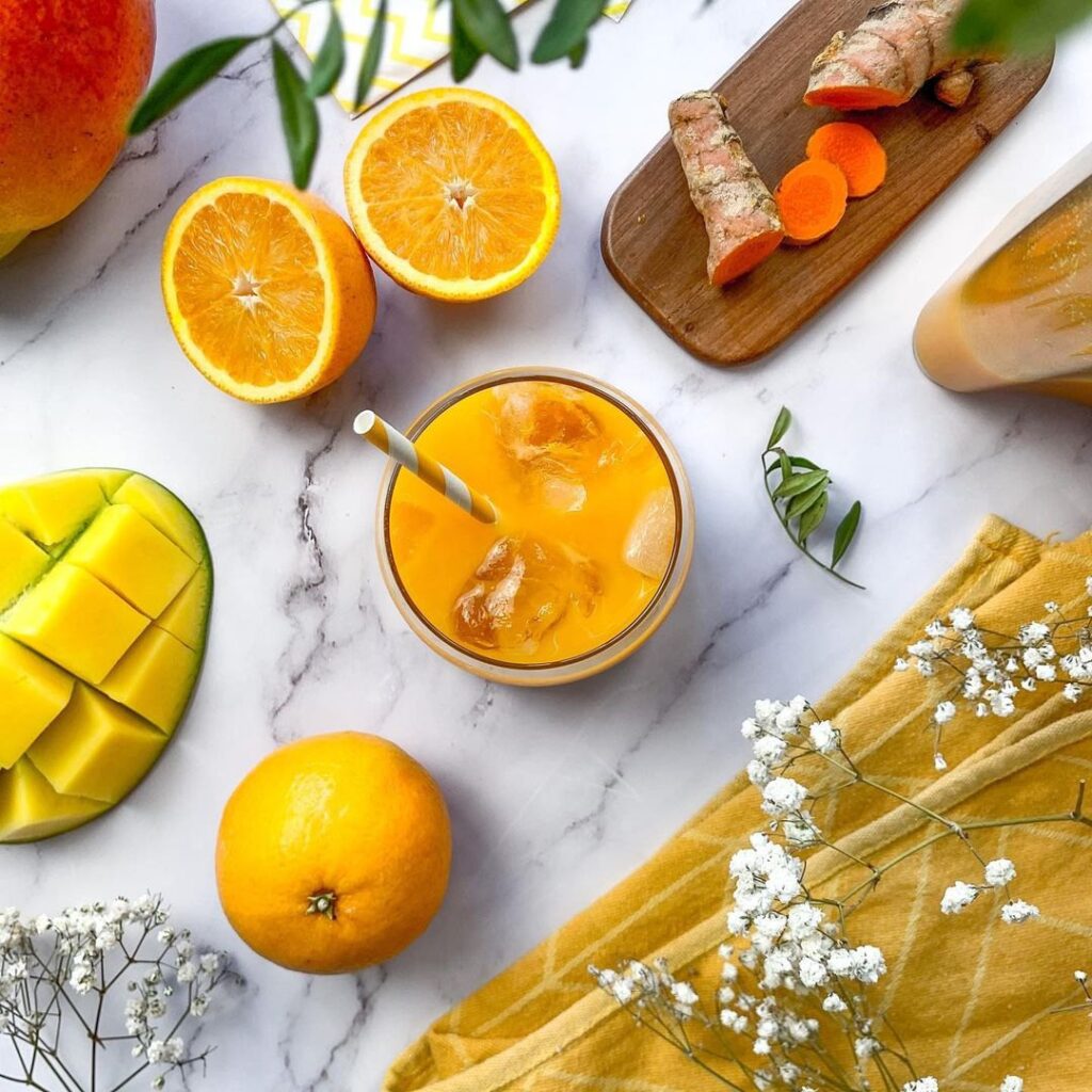 Jus de fruits frais mangue orange curcuma