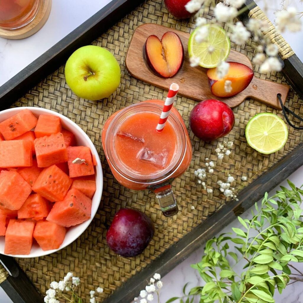 Jus de fruits frais à la pastèque, prune pomme et citron vert