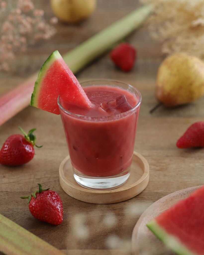Jus de fruits frais à la pastèque et rhubarbe