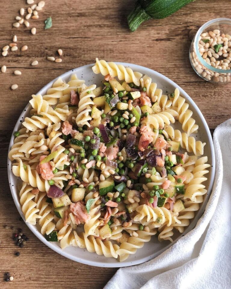 Pâtes au saumon, courgettes et pignons de pin torréfiés