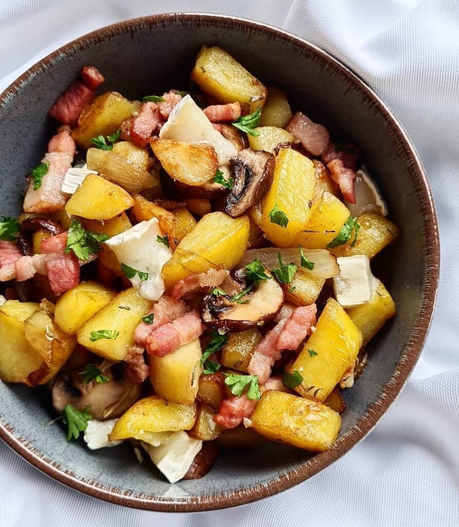 Pommes de terre rissolées aux lardons et chèvre chaud