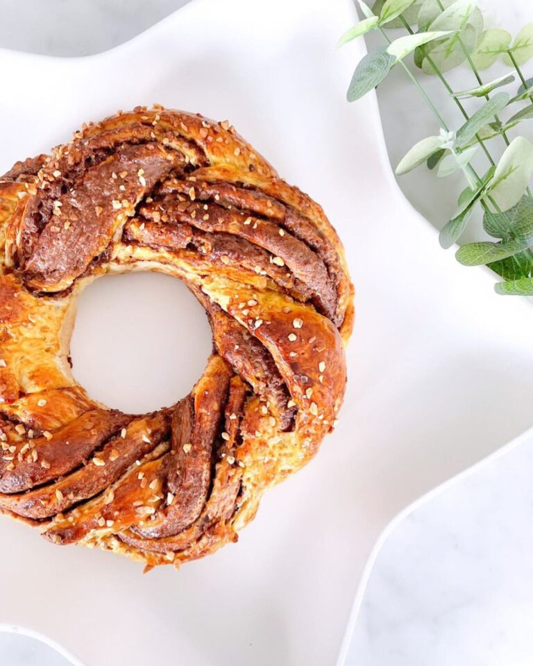 Couronne de brioche à la pâte à tartiner et pralin