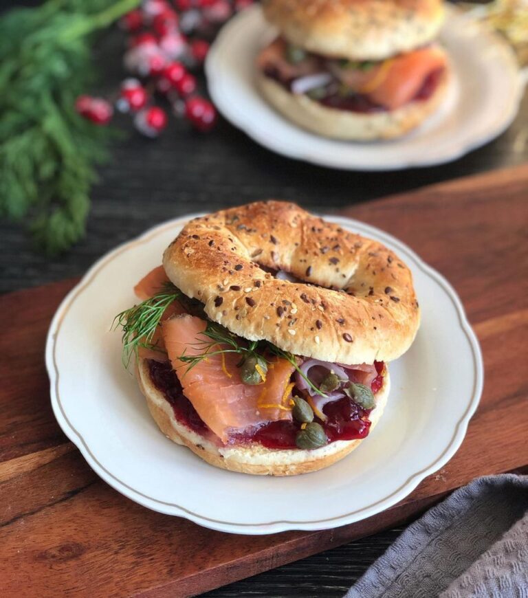 Bagel de saumon fumé et compotée de canneberges