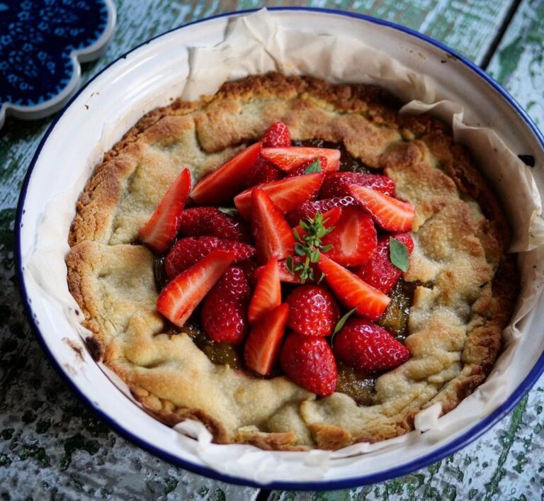 Petite tarte rustique fraise rhubarbe
