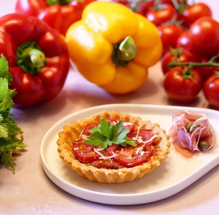 Tarte fine à la crème de poivron et tomate,