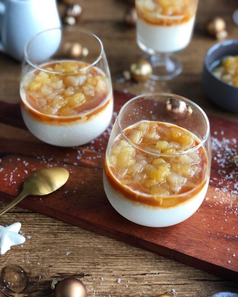 Panna cotta aux poires et sauce caramel beurre salé