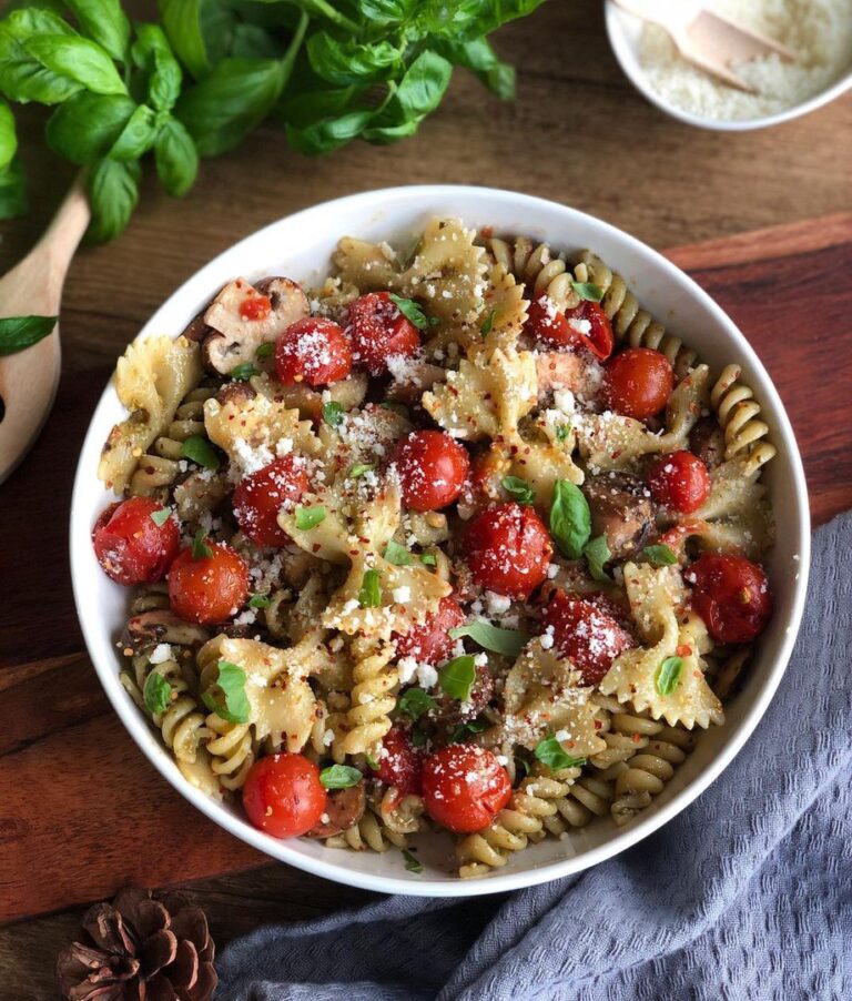 Pâtes au pesto, tomates cerise et champignons