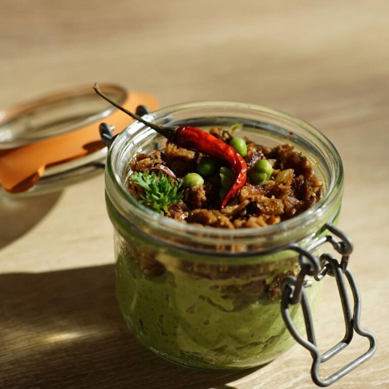 Purée de petits pois, viande épicée