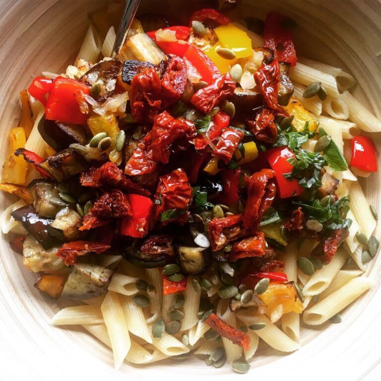Salade de pâtes aux légumes grillés et pesto rouge